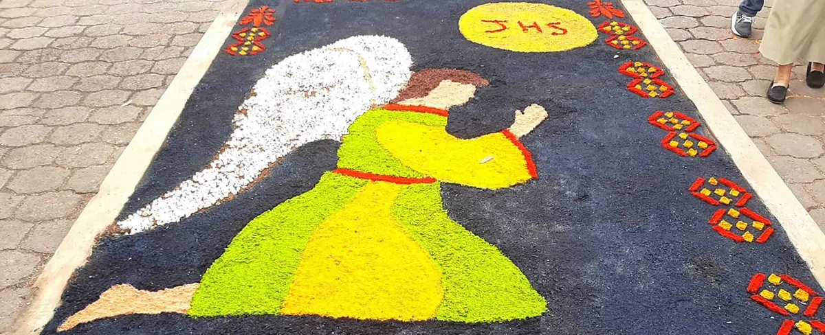 Fe y devoción se vive en la elaboración de alfombras pasionarias en León