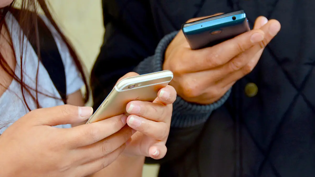 ¿Cargar el teléfono toda la noche puede realmente perjudicarlo?