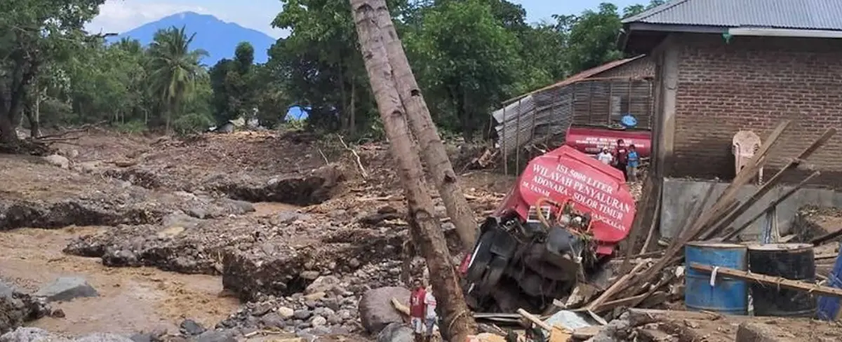 Aumentan a 126 fallecidos por deslizamientos de tierra en Indonesia