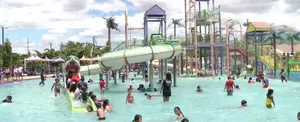 Reyes del hogar prefieren darse un chapuzón en el Parque Acuático
