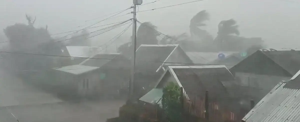Tifón Surigae obliga a 100 mil filipinos a evacuar sus viviendas