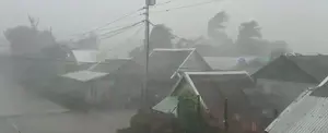 Tifón Surigae obliga a 100 mil filipinos a evacuar sus viviendas