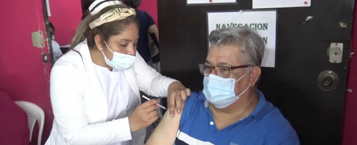 Ministerio de Salud sigue inmunizando a pacientes mayores en El Crucero