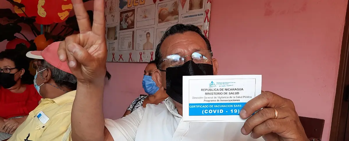 Adultos mayores de manera voluntaria reciben vacuna contra la Covid-19