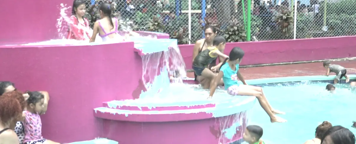 Mimados de la Revolución disfrutan las refrescantes piscinas de Xilonem
