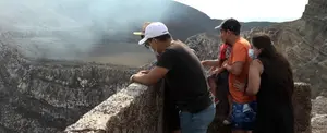 Turistas conectados con la naturaleza en el Parque Volcán Masaya