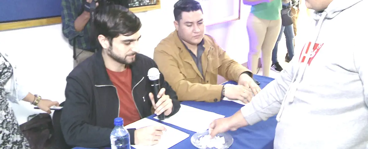Jóvenes demuestran habilidades del idioma inglés en espectacular competencia