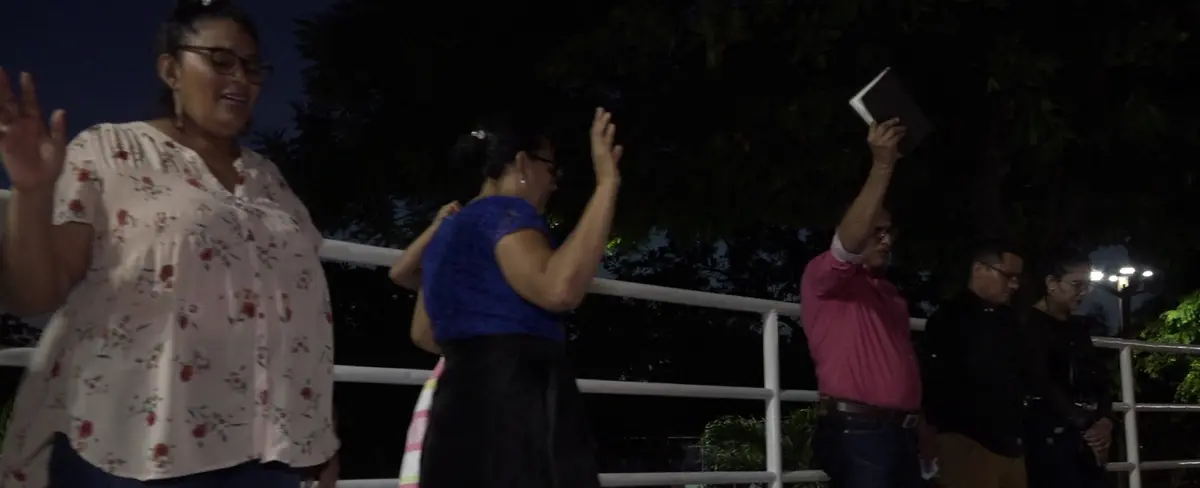 Capitalinos fortalecen su fe y amor al Creador en una noche de alabanzas