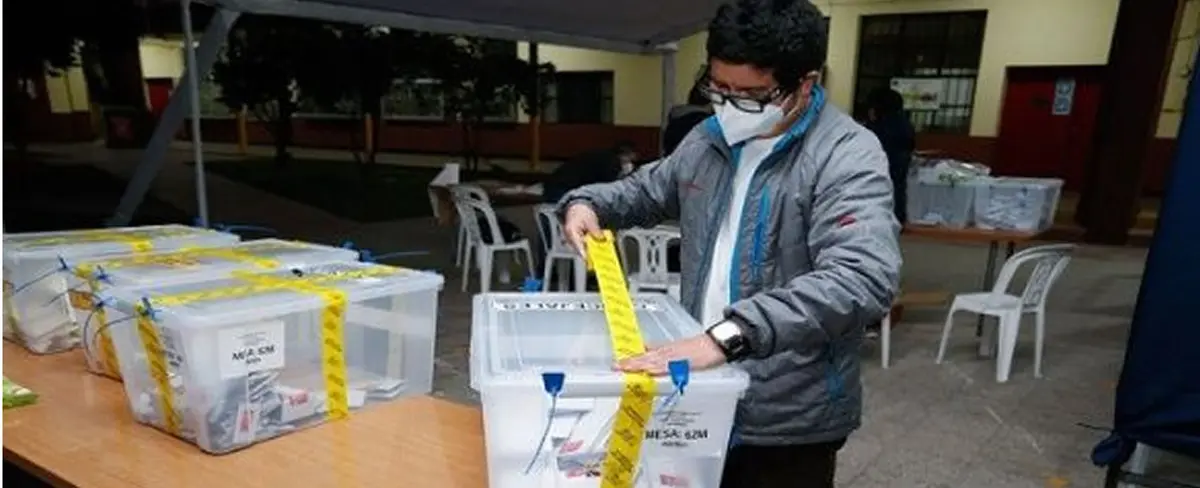 Chilenos acuden a urnas electorales para elegir la Convención constitucional