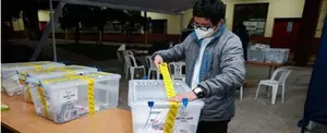 Chilenos acuden a urnas electorales para elegir la Convención constitucional