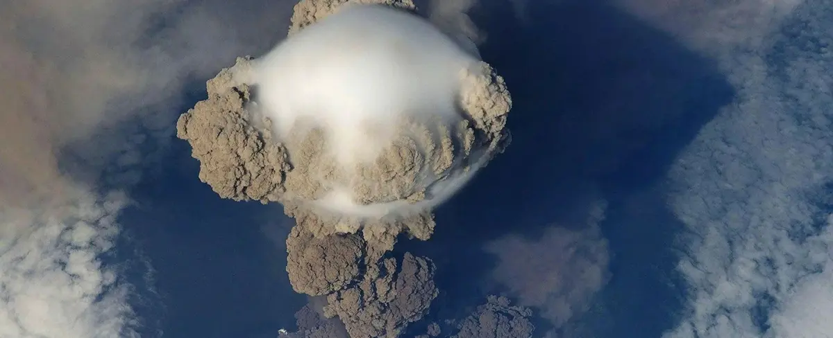 Actividad sísmica anticipa erupción del volcán Gran Sitkin en Alaska