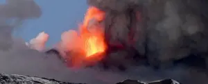 Volcanes Etna y Estrómboli arrojan columnas de cenizas, lava y flujo piroclástico