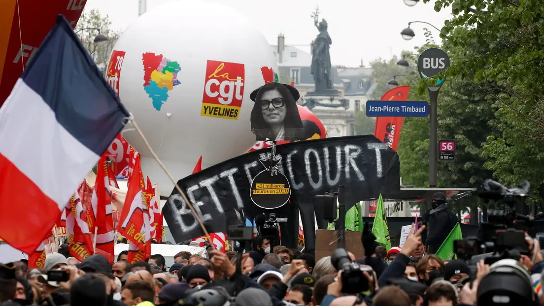 Policías agreden a manifestantes del primero de mayo en Francia