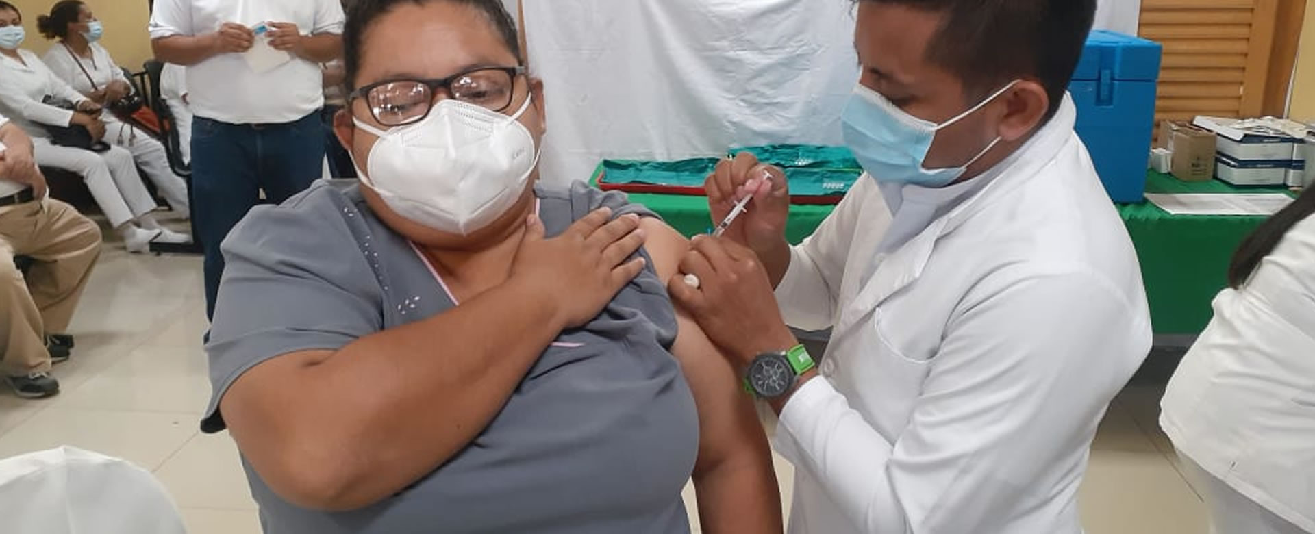 Abarrotan puestos de vacunación contra la Covid-19 en Bluefields