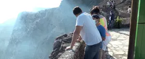 Turistas recorren senderos del increíble volcán activo de Masaya