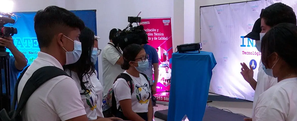 Alumnos participan de circuito tecnológico junto a estudiantes técnicos