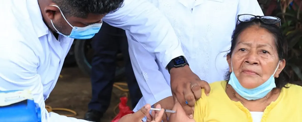 Adultos mayores reciben vacuna contra la influenza en Managua