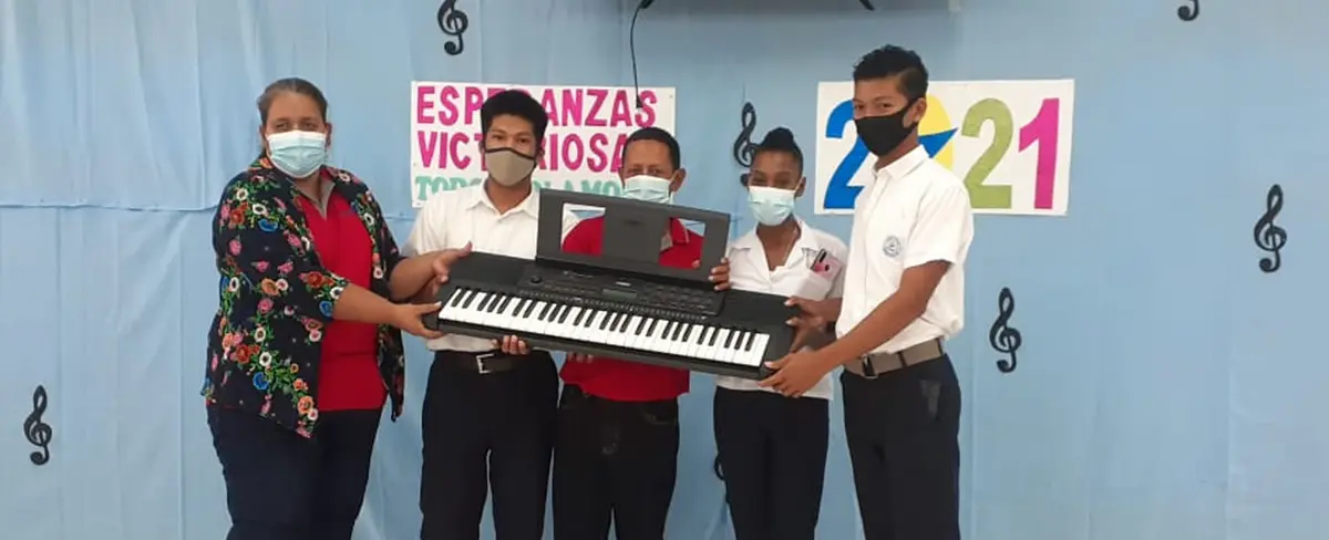 Mined entrega instrumentos al Coro de Escuela Normal de Bluefields