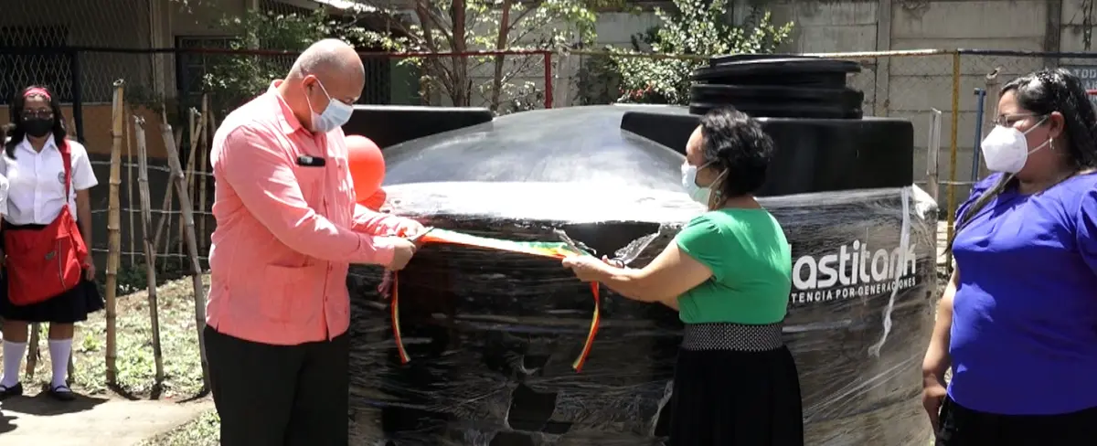 Embajada de Bolivia dona tanque de agua a Instituto Cristiano "La Palabra" en Managua