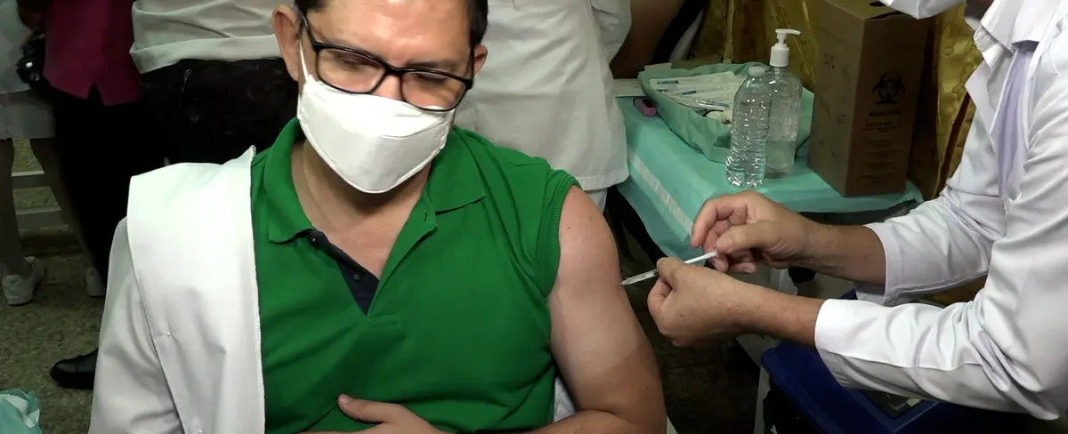 Trabajadores de salud de primera línea son inmunizados contra la Covid-19