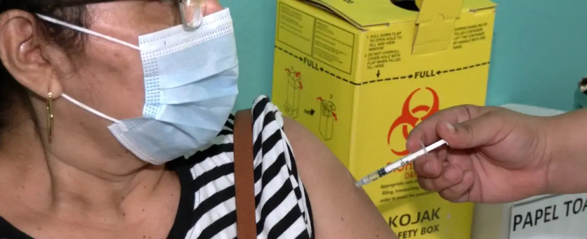 Pacientes crónicos son inmunizados contra la Covid-19 en Managua