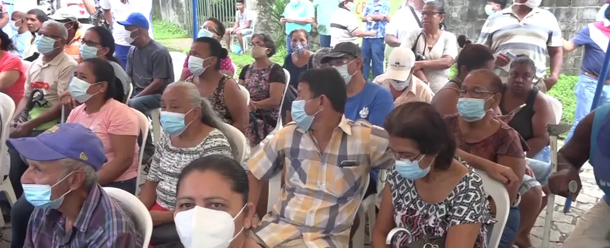 Habitantes de Bluefields asisten a vacunarse contra la Covid-19