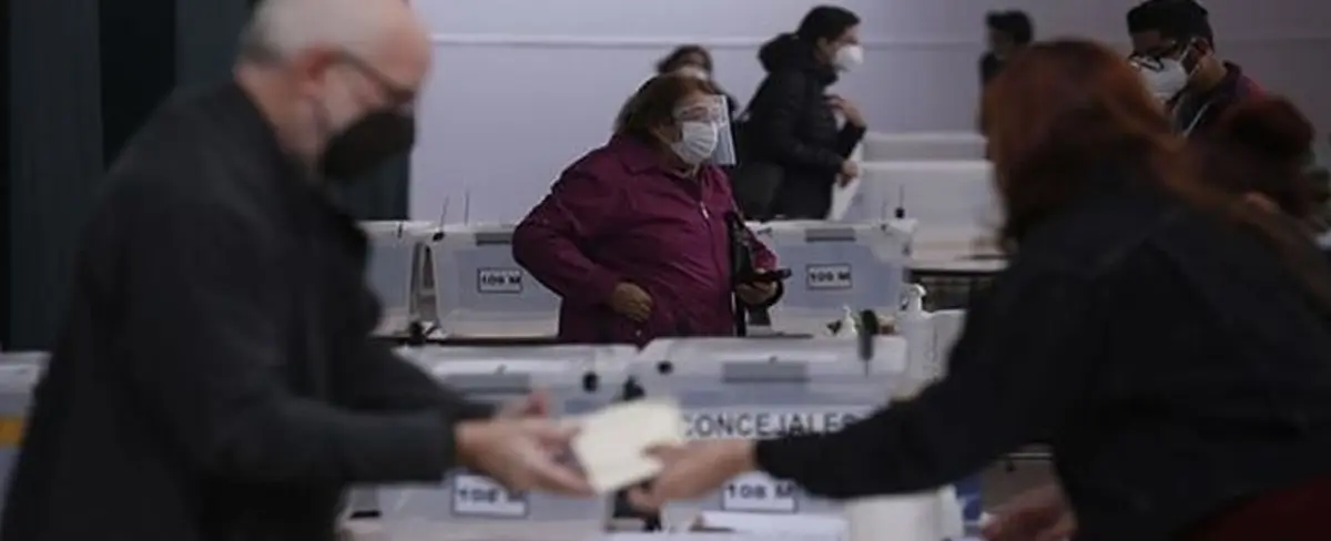 Chilenos acuden a votar en las elecciones de gobernadores regionales