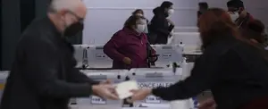 Chilenos acuden a votar en las elecciones de gobernadores regionales