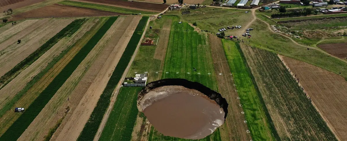 Gigante socavón continúa expandiéndose en Zacatepec, México
