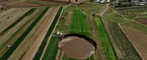 Gigante socavón continúa expandiéndose en Zacatepec, México