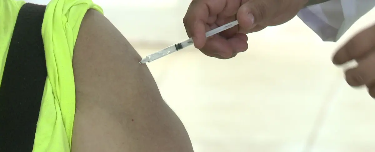 Centenares de capitalinos se vacunan gratuitamente contra el Coronavirus