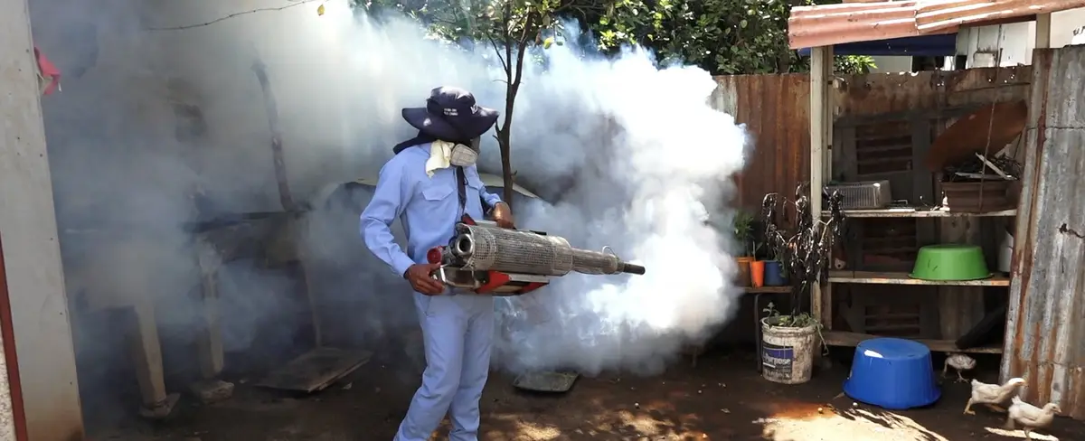 Brigadistas del Minsa fumigan y aplican BTI en Praderas del Doral