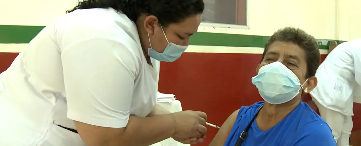 Adultos mayores son inmunizados en el Hospital Manolo Morales