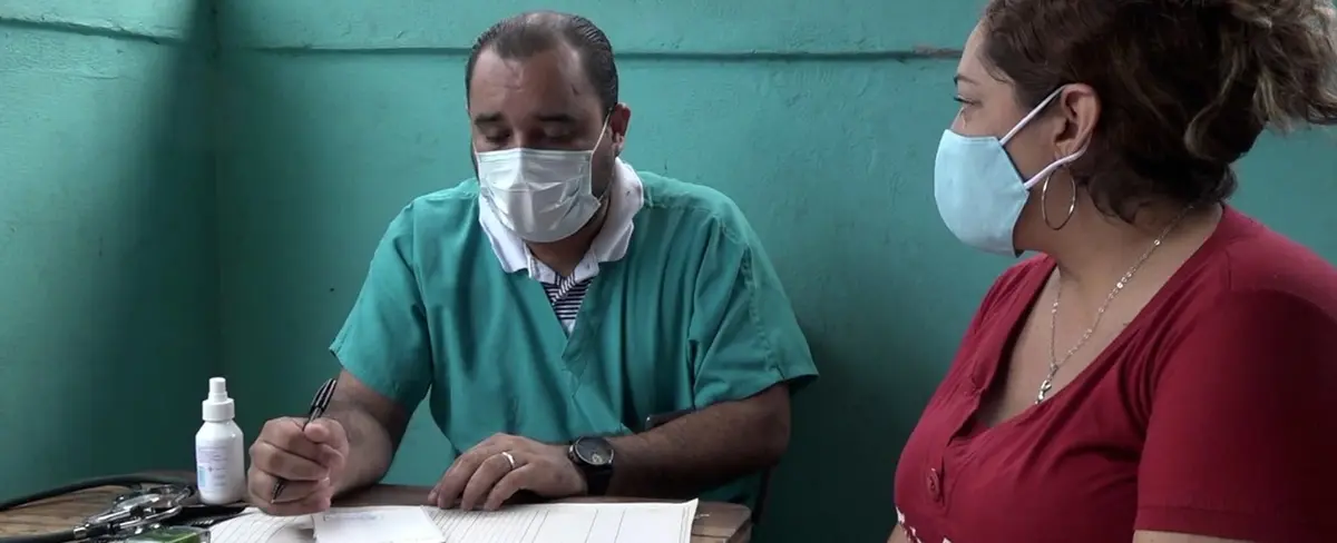 Clínica móvil atiende a familias del barrio 14 de Junio