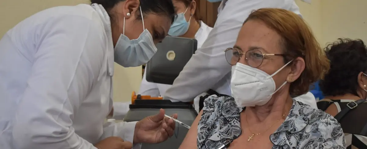 Ministerio de Salud aplica segunda dosis de la vacuna Covishield en León