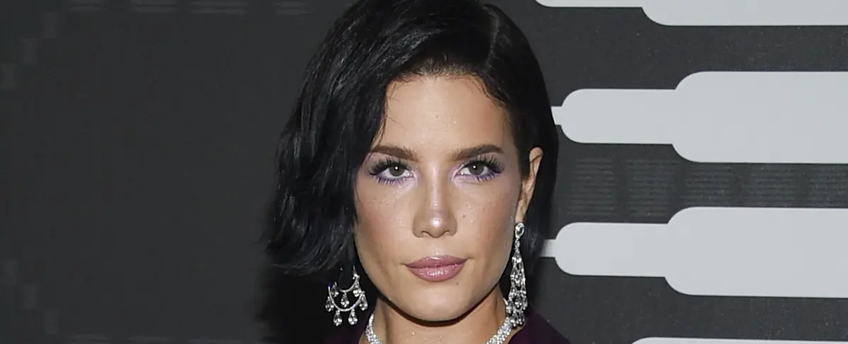 Halsey anuncia el nacimiento de su primer hijo