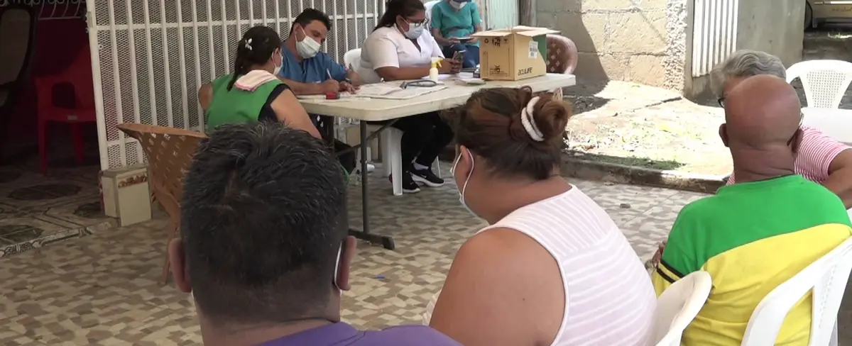 Familias del barrio Jonathan González reciben atención médica gratuita