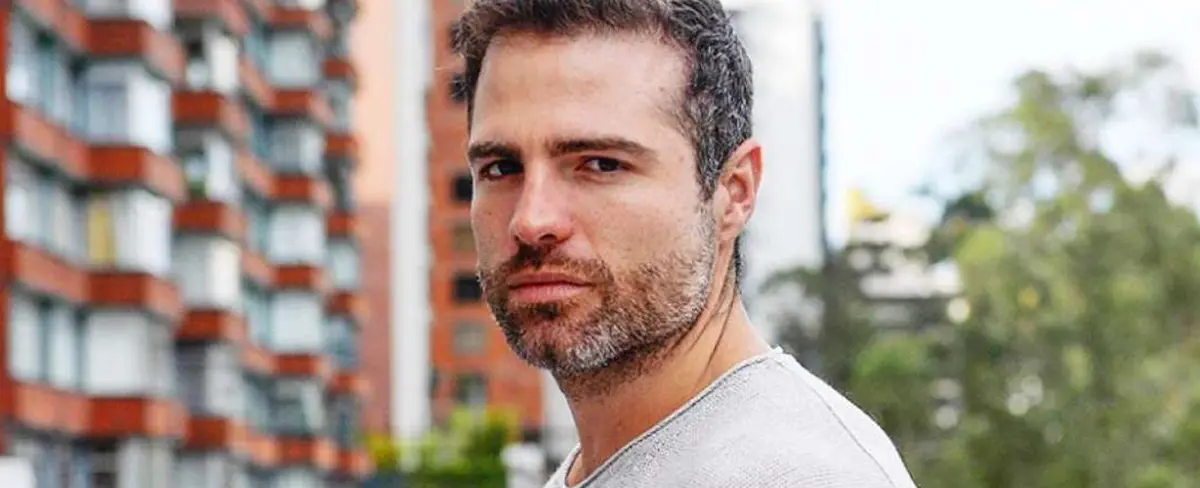 El actor ecuatoriano Roberto Manrique, declara públicamente su orientación sexual