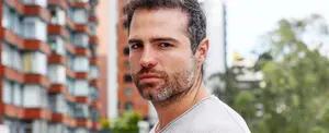 El actor ecuatoriano Roberto Manrique, declara públicamente su orientación sexual