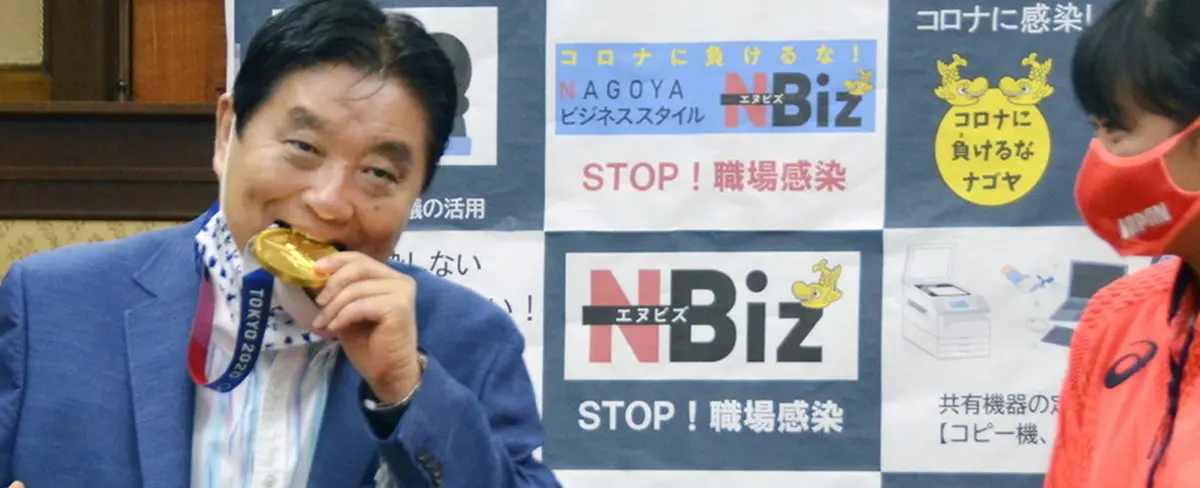 Obligan a pedir disculpas a un alcalde japonés que mordió una medalla de oro olímpica