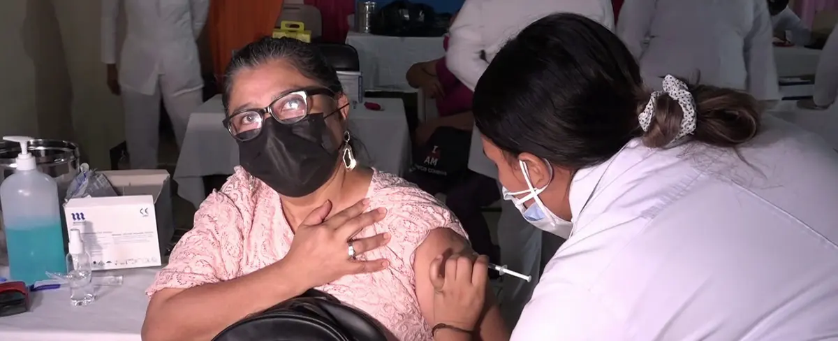 Adultos asisten a jornada de inmunización contra la Covid-19 en Managua