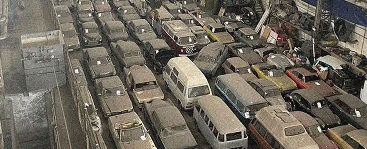 Hallan en Reino Unido valiosa colección coches clásicos y los subastan desde 140 dólares