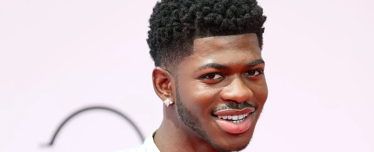 Video del rapero Lil Nas simulando contracciones por embarazo causa polémica en redes