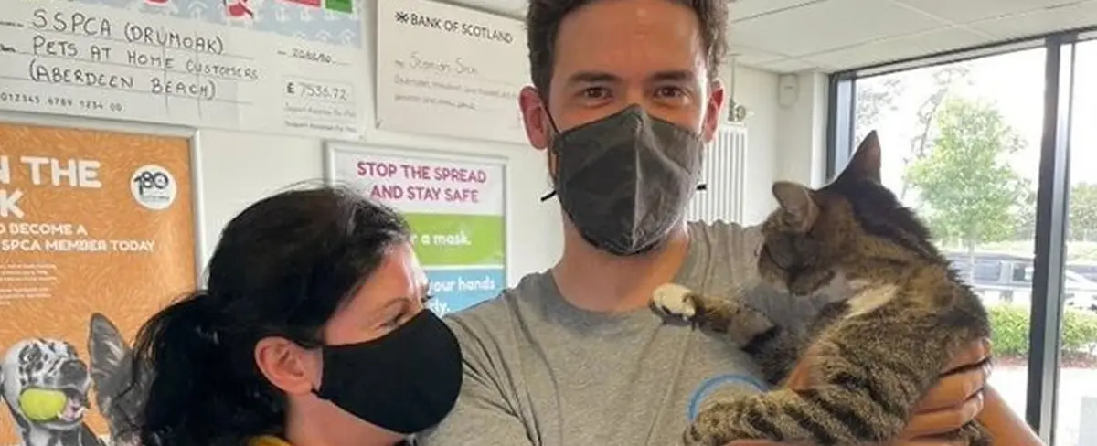 Pareja se reencuentra con su gato tiempo después de perderlo en Escocia