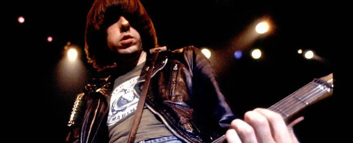 Venden en miles de dólares la guitarra que usaba Johnny Ramone en sus conciertos