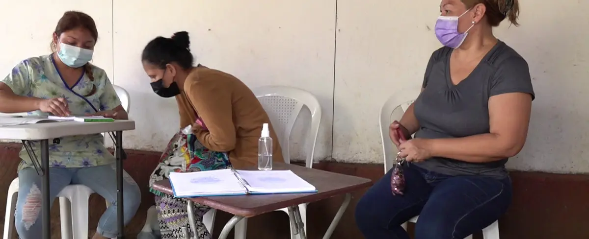 Familias reciben atención médica en feria de la salud en el barrio El Riguero