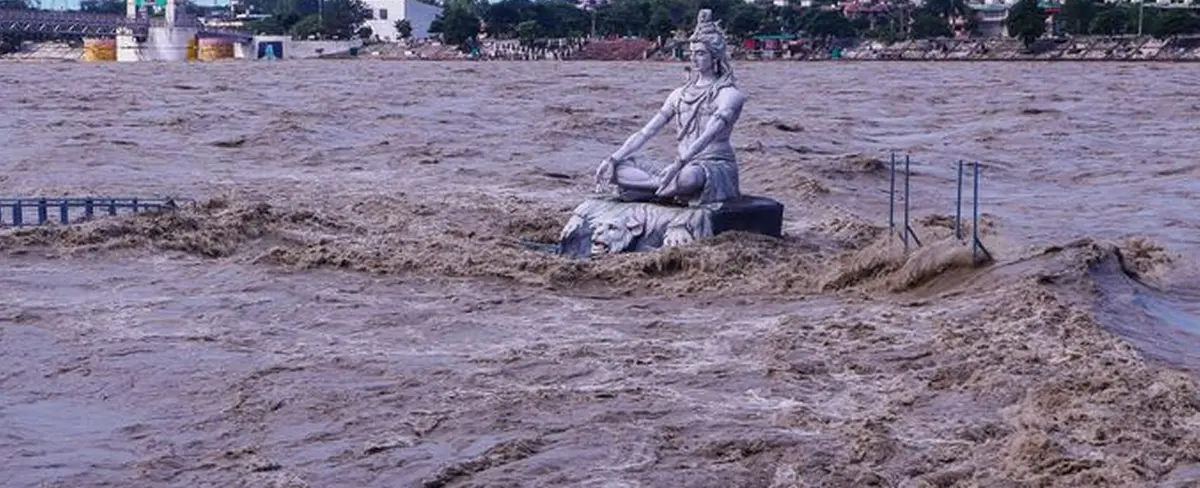 Inundaciones en la India y Nepal dejan más de 100 muertos
