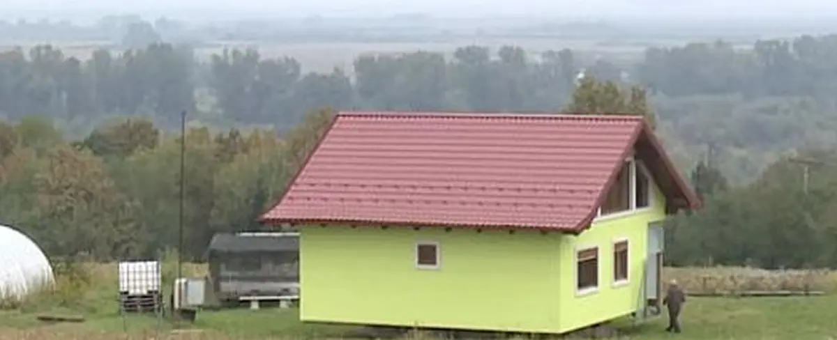 Sujeto construye una casa giratoria al cansarse de las inconformidades de su mujer
