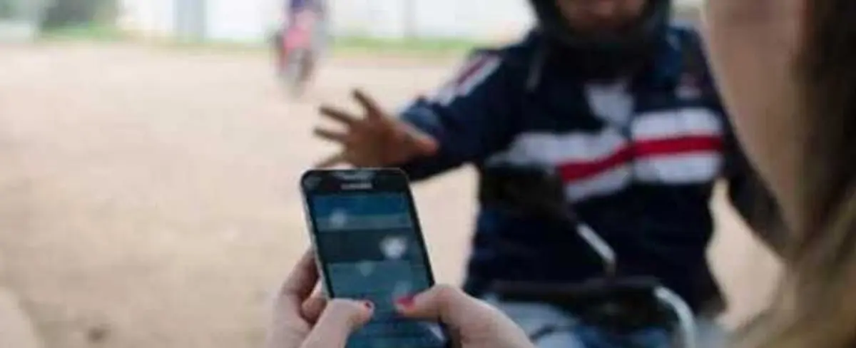 Sujeto roba el celular de una periodista en plena transmisión y su rostro es visto por miles de espectadores