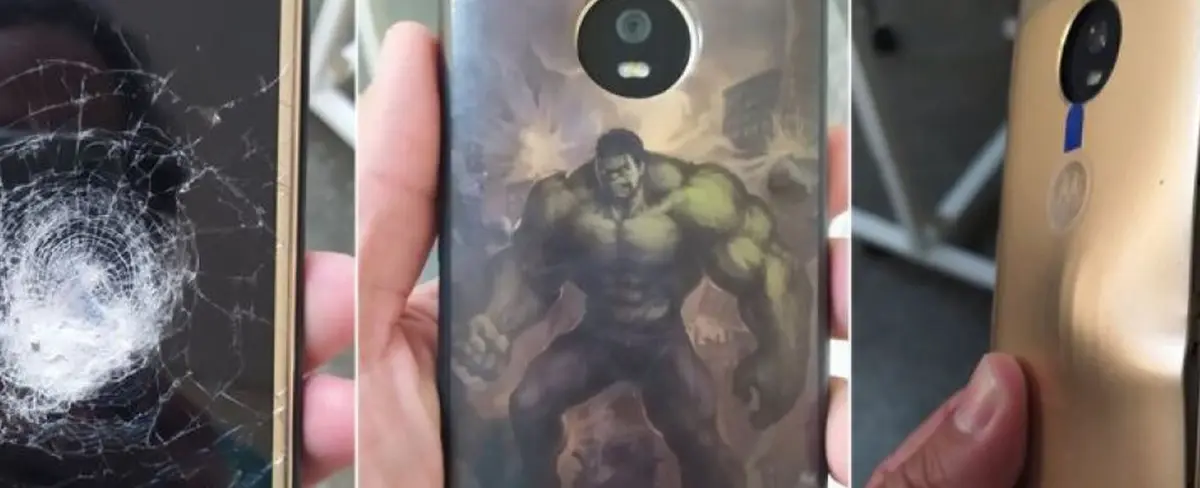 Sujeto se salva tras recibir un balazo que choca en la funda de superhéroe de su celular
